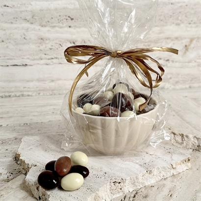 Bloomingville enfärgad keramikskål med 300 gram italienska chokladmandlar.